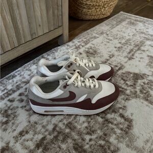 NIKE White and Brown Sneakers